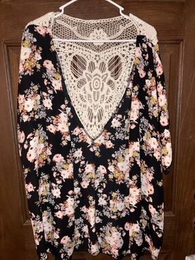 Lace-Back Floral V-Neck Women's Top in Black and Cream